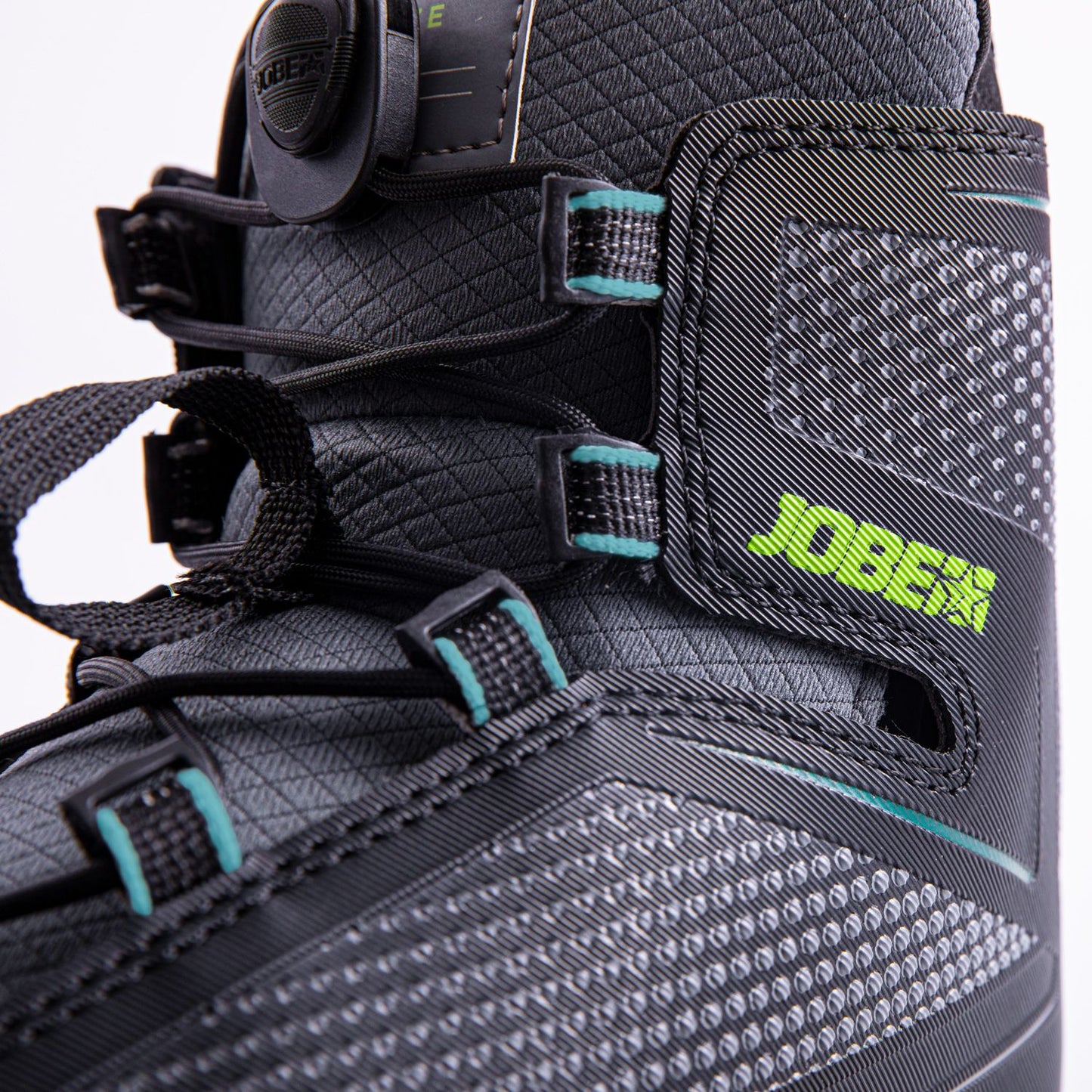 Jobe - Logo 138 Wakeboard & Maze Bindings Package